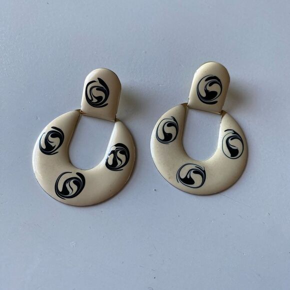 Retro Vintage Elegant Cream and Black Bold Dangly Earrings - Picture 1 of 4